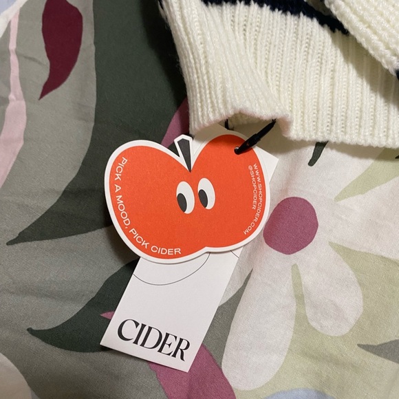 Cropped Striped Black and White Sweater - Picture 5 of 5